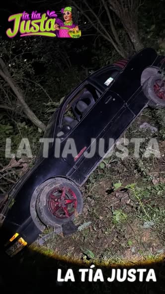 CAE AUTO A BARRANCO EN LA CUESTA, HAY DOS HERIDOS