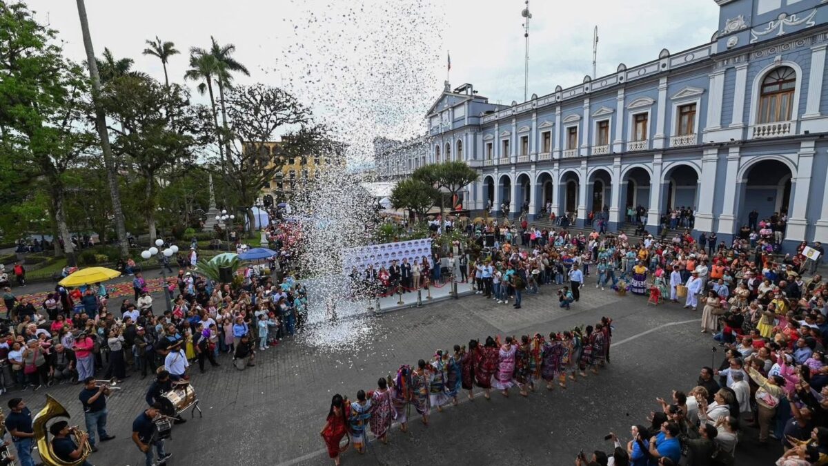 Desfilan delegaciones del FIF por el Centro Histórico de Córdoba