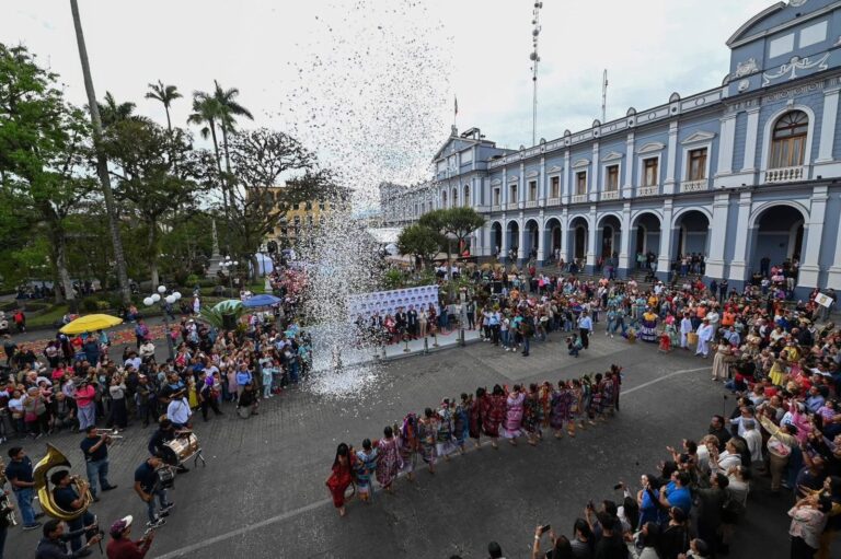 Desfilan delegaciones del FIF por el Centro Histórico de Córdoba