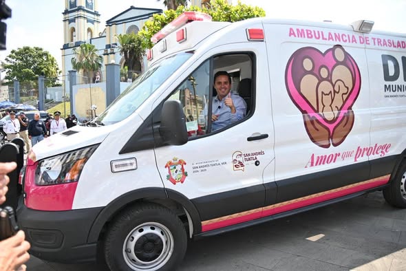 ENTREGA ALCALDE RAFA FARARONI AMBULANCIA DE TRASLADOS PARA EL SISTEMA DIF MUNICIPAL
