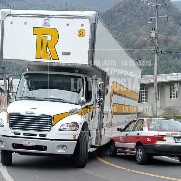 CHOCA CAMIÓN DE MUDANZAS CONTRA TAXI