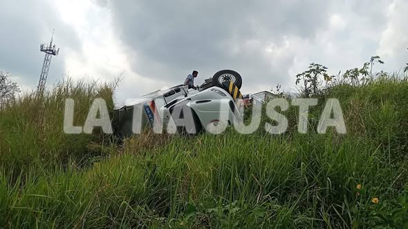UNA PERSONA REULTA LEDIONADA AL VOLCAR CAMIÓN REFRESQUERO EN CURVA DE AMATLÁN Y GENERA TRÁFICO LENTO