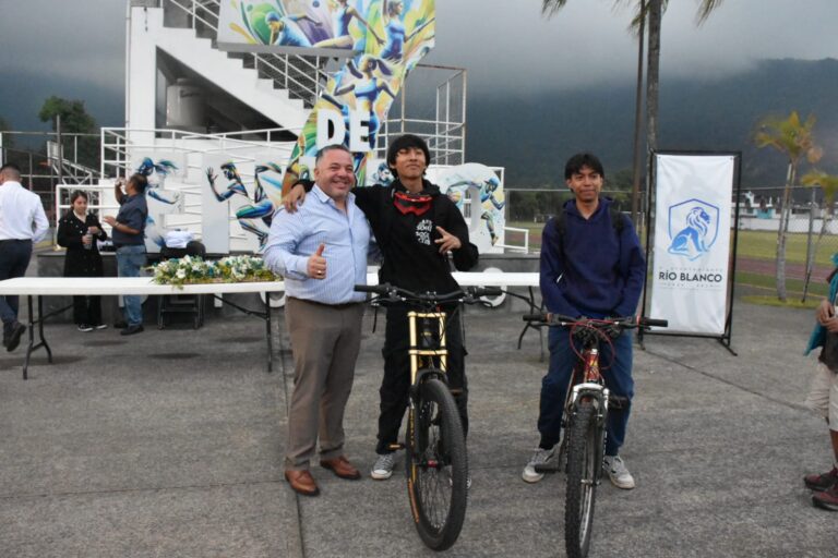 Rodada ciclista en Río Blanco reúne decenas de participantes; actividad resulta un rotundo éxito