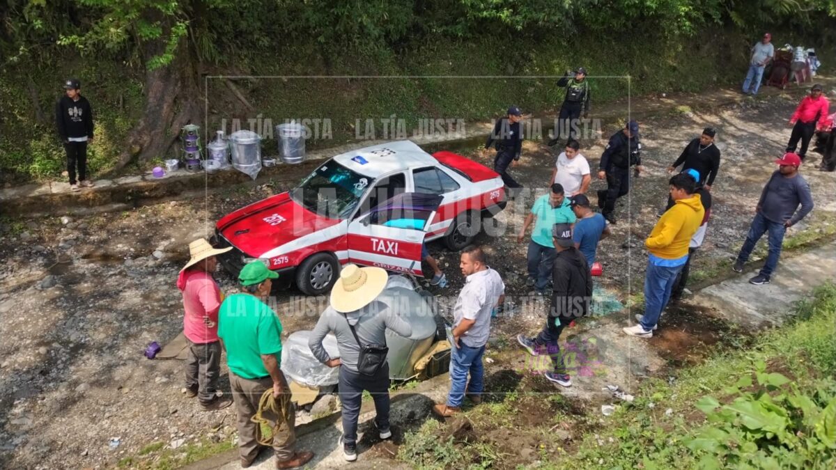 VUELCA TAXI EN MARIANO ESCOBEDO
