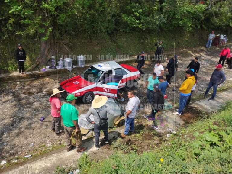VUELCA TAXI EN MARIANO ESCOBEDO
