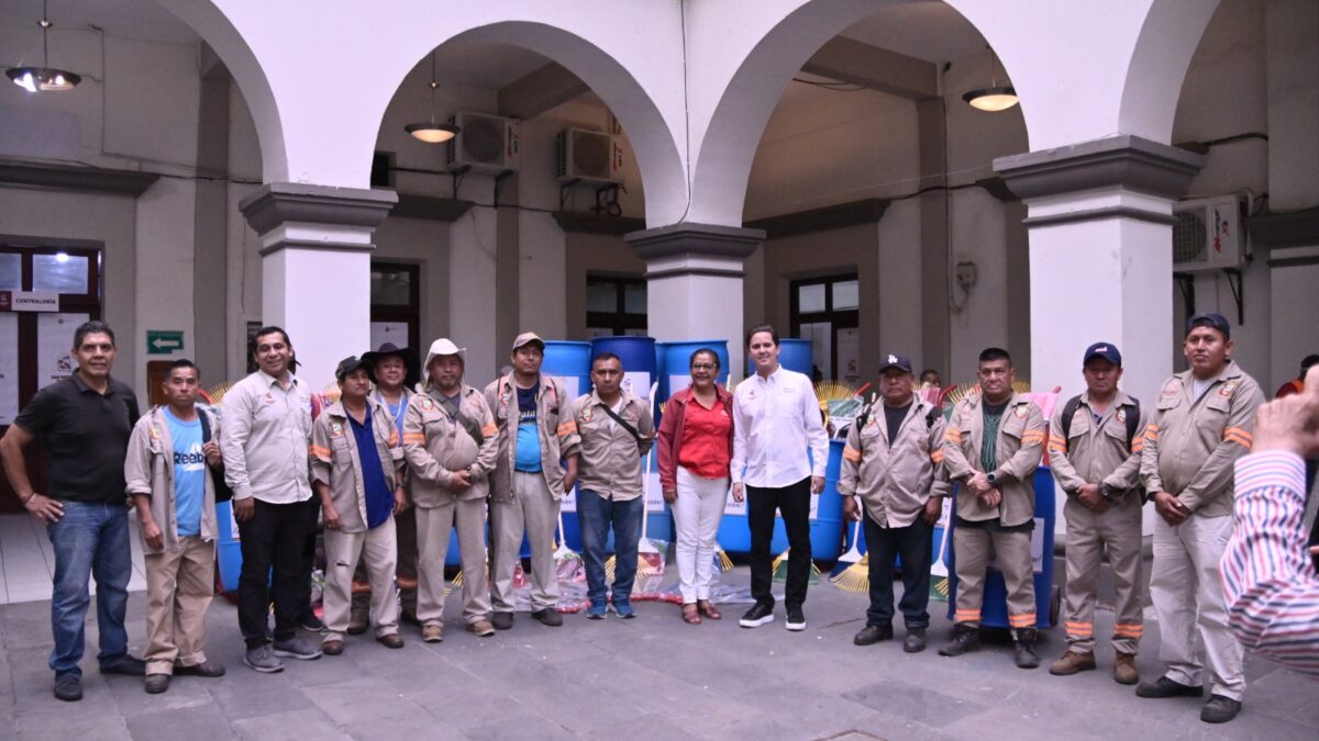 Entrega Ayuntamiento herramientas de trabajo a personal de Limpia Publica