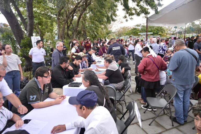 Cumple Ayuntamiento de Veracruz con acciones reales a ciudadanía en Lomas de Río Medio