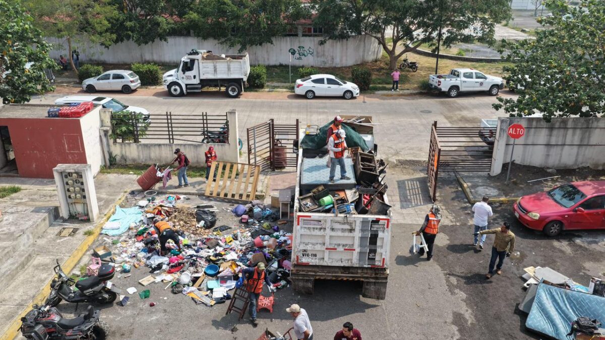 Encabeza alcaldesa de Veracruz limpieza de departamentos afectados por incendio