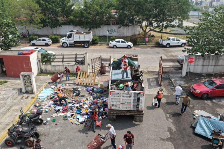 Encabeza alcaldesa de Veracruz limpieza de departamentos afectados por incendio