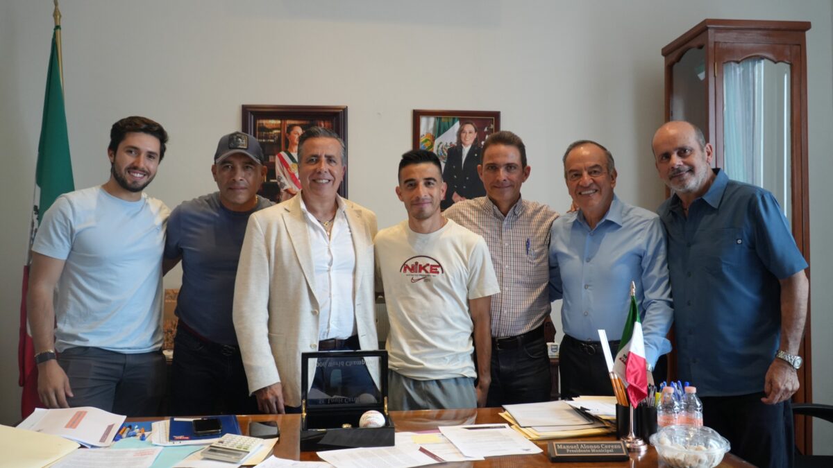 Alcalde Manuel Alonso Cerezo recibe al atleta olímpico cordobés