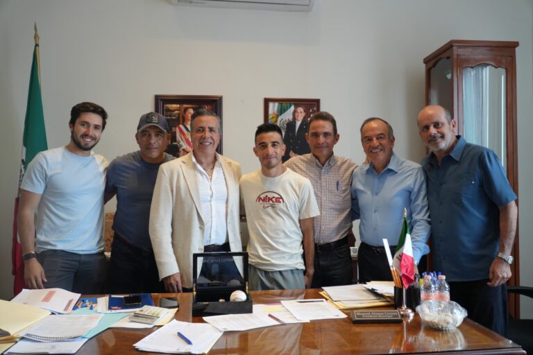 Alcalde Manuel Alonso Cerezo recibe al atleta olímpico cordobés
