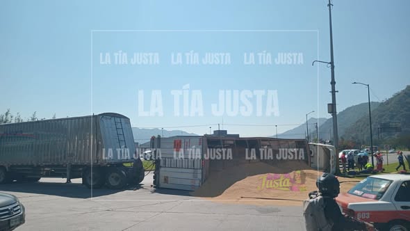 VUELCA TRÁILER EN EL PIVO