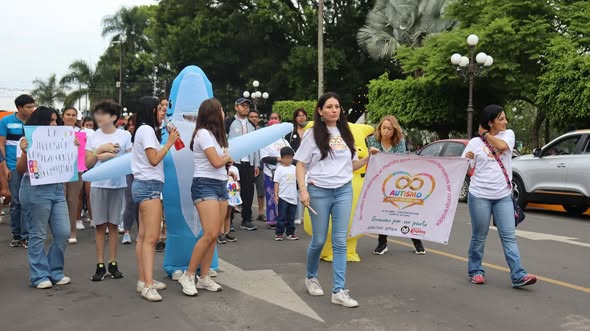 Con caminata conmemoran el Día Nacional de la Concienciación sobre el Autismo.
