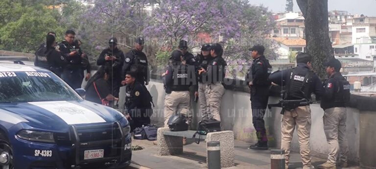 Mujer intenta escapar por la puerta equivocada