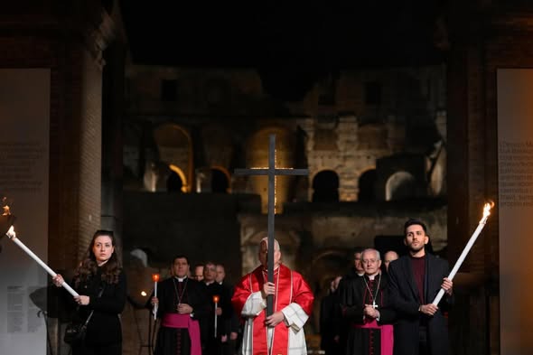 El #PapaLeónXIV carga la cruz a lo largo de las catorce estaciones del #VíaCrucis