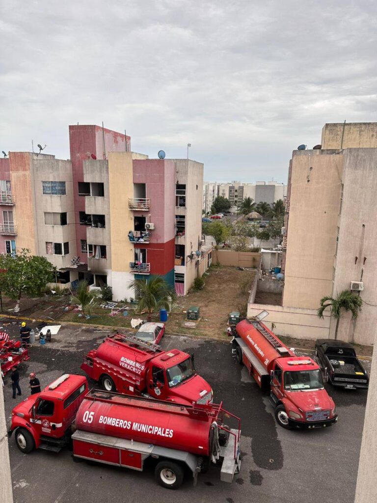 Atienden Bomberos y PC municipal de Veracruz incendio tras explosión en Rincón de Palma Real.