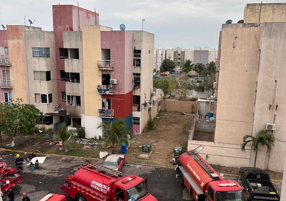 Atienden Bomberos y PC municipal de Veracruz incendio tras explosión en Rincón de Palma Real.