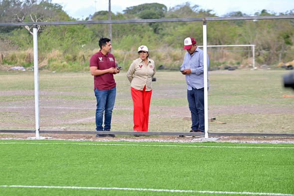 SUPERVISA ALCALDESA DE VERACRUZ CONSTRUCCIÓN DE CANCHAS DE FÚTBOL EN EL MUNICIPIO