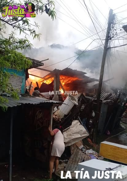 INCENDIO ARRASA CON UNA CASA EN LA COLONIA CENTRO DE RÍO BLANCO