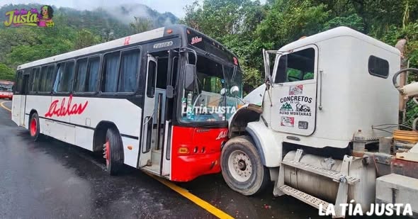 CIERRE TOTAL EN CARRETERA ORIZABA – ZONGOLICA; AUTOBÚS CHOCA CONTRA REVOLVEDORA DE CONCRETO