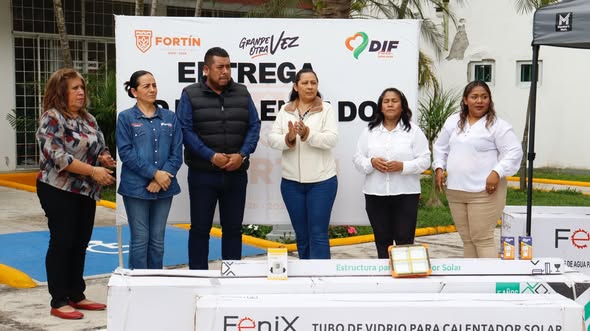 Reciben familias calentadores solares a bajo costo.