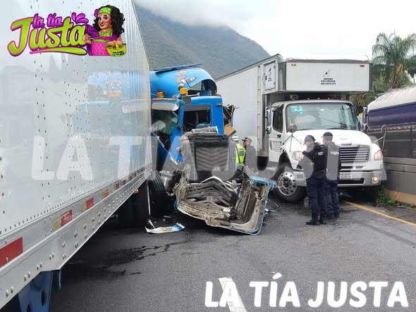 TRES TRAÍLERES SE VEN INVOLUCRADOS EN CARAMBOLA EN LA AUTOPISTA 150 D EN LOS LIMITES CON HUILOAPAN