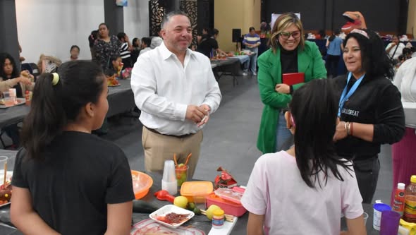 Niñas y niños disfrutan del taller “Botanas Locas” en Río Blanco