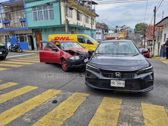 SE PASA EL ALTO Y PROVOCA ACCIDENTE
