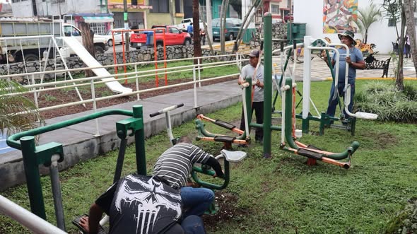 Rehabilitan juegos infantiles de la Plaza Cultural