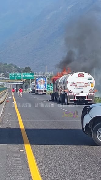 Arde tráiler en la Puebla-Orizaba