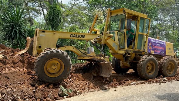 Trabajan en la mejora vial del Camino al Caño, en Tlacotengo