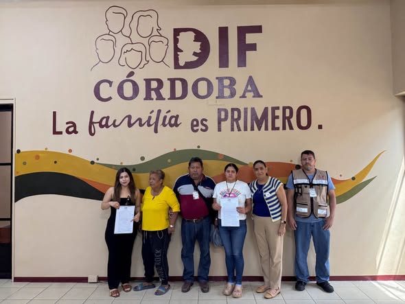 SMDIF regresa a Julia a casa, familiares agradecen atención oportuna