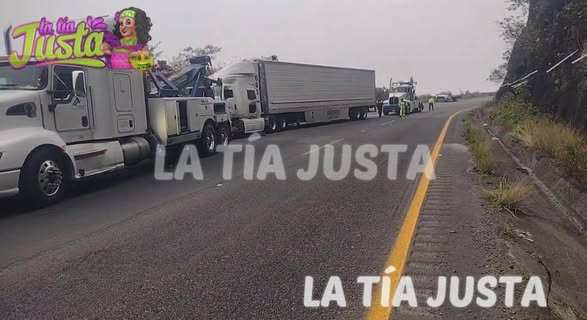 TRÁILER CARGADO DE NARANJAS VUELCA EN CUMBRES DE MALTRATA