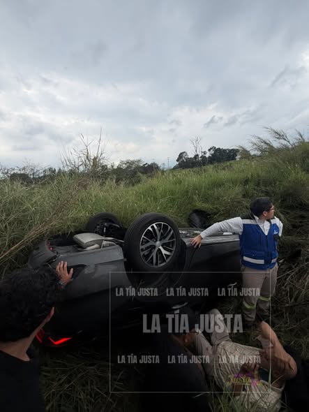 VUELCA CAMIONETA EN LA CARRETERA FEDERAL CÓRDOBA – CUITLÁHUAC