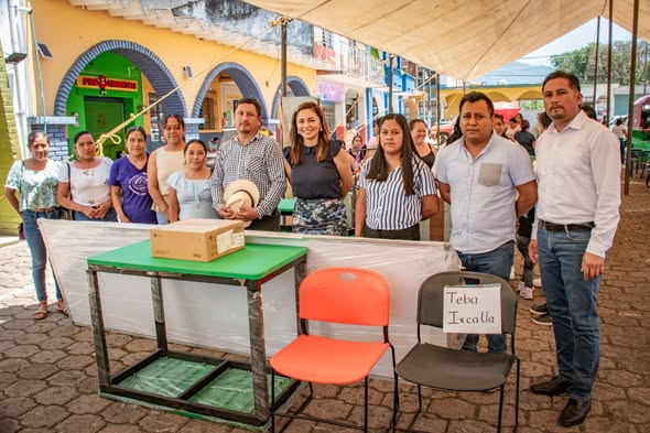 ENTREGAN MOBILIARIO A ESCUELAS EN IXHUATLÁN DEL CAFÉ