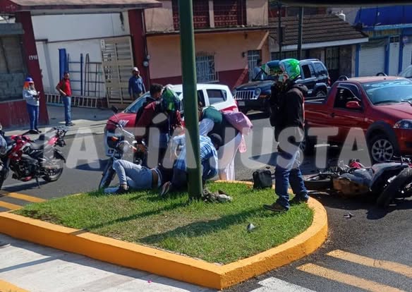 JOVEN MOTOCICLISTA SALE PROYECTADA AL CHOCAR CON CAMIONETA RAM 700 Y RESULTA GRAVEMENTE HERIDA EN ORIZABA