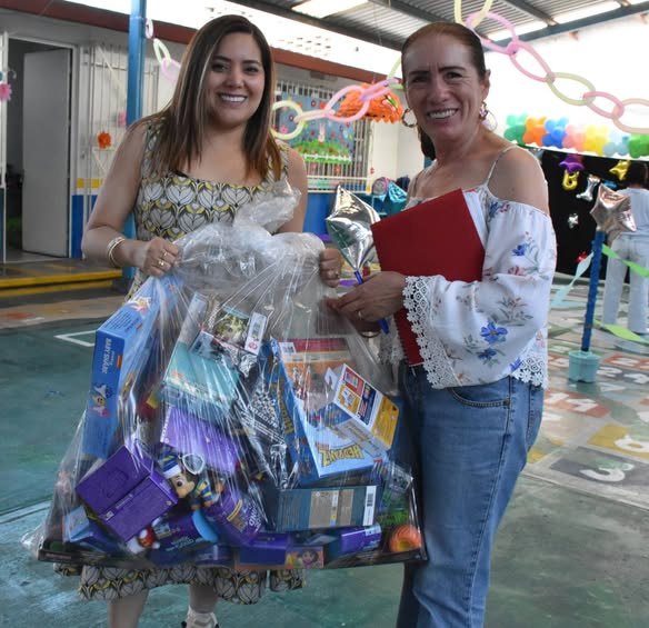 Ayuntamiento de Río Blanco y DIF celebran a la niñez con entrega de juguetes y pasteles.