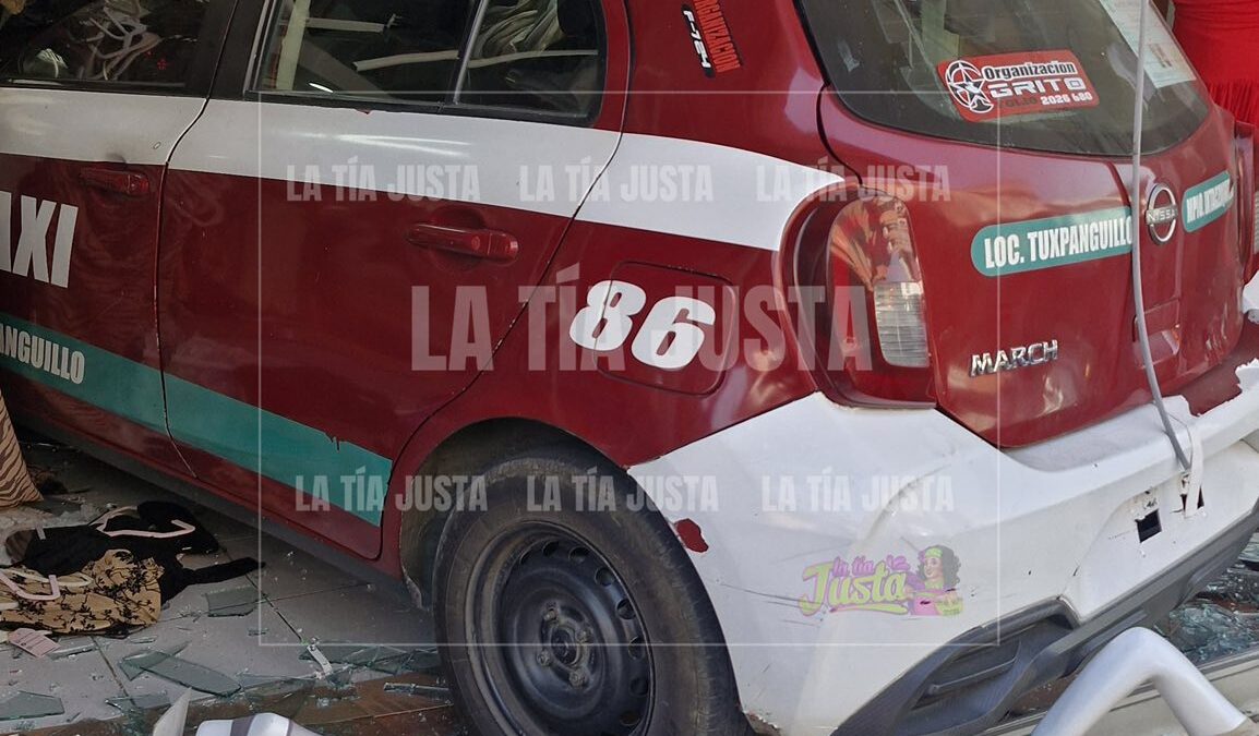 Taxi se impacta contra tienda en el centro de Orizaba; una empleada resulta lesionada