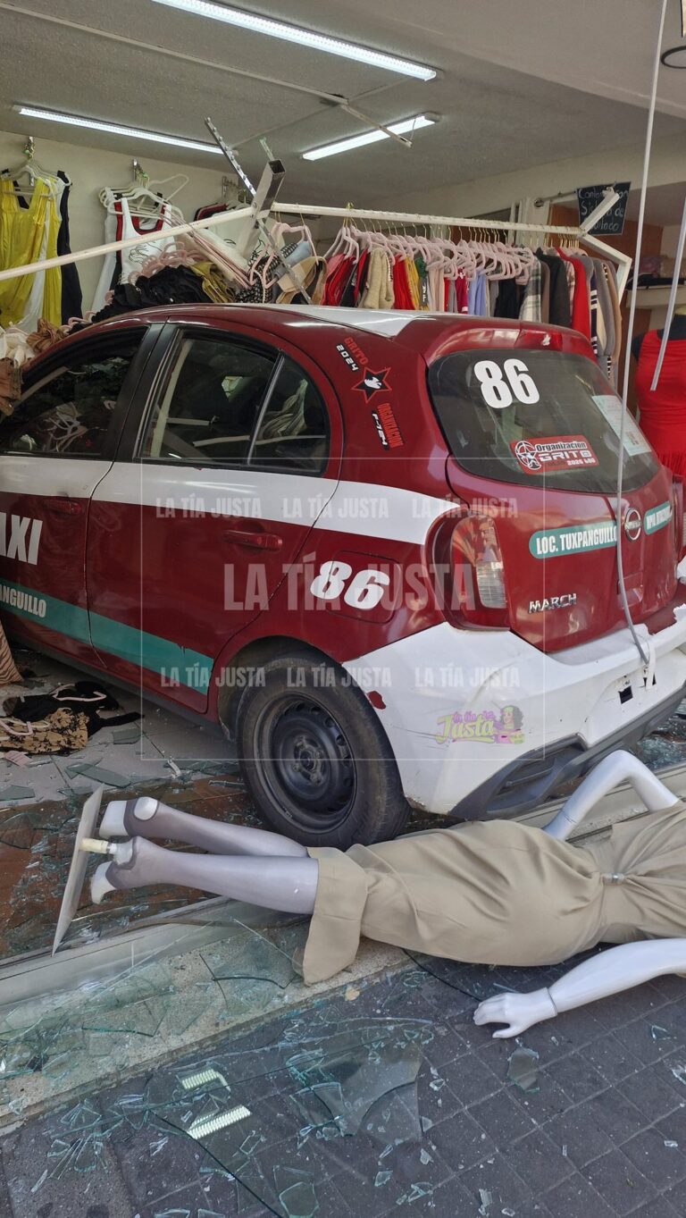Taxi se impacta contra tienda en el centro de Orizaba; una empleada resulta lesionada