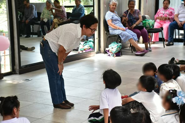 SMDIF celebra la niñez con un emotivo encuentro junto a adultos mayores.