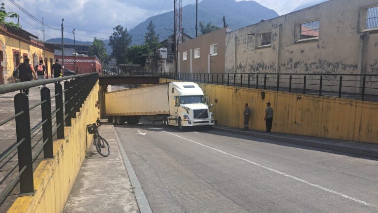 Tráiler queda atorado y bloquea paso en la Sur 6 de Orizaba
