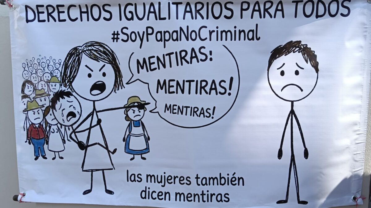 Protestan en Xalapa por leyes “igualitarias” y denuncian obstáculos para convivir con sus hijos