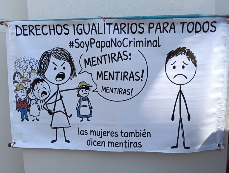 Protestan en Xalapa por leyes “igualitarias” y denuncian obstáculos para convivir con sus hijos