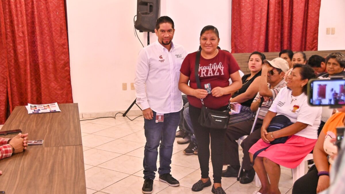 Entrega Gobierno Municipal credenciales de empadronamiento a comerciantes del parque Lerdo de Tejada 