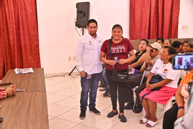 Entrega Gobierno Municipal credenciales de empadronamiento a comerciantes del parque Lerdo de Tejada 