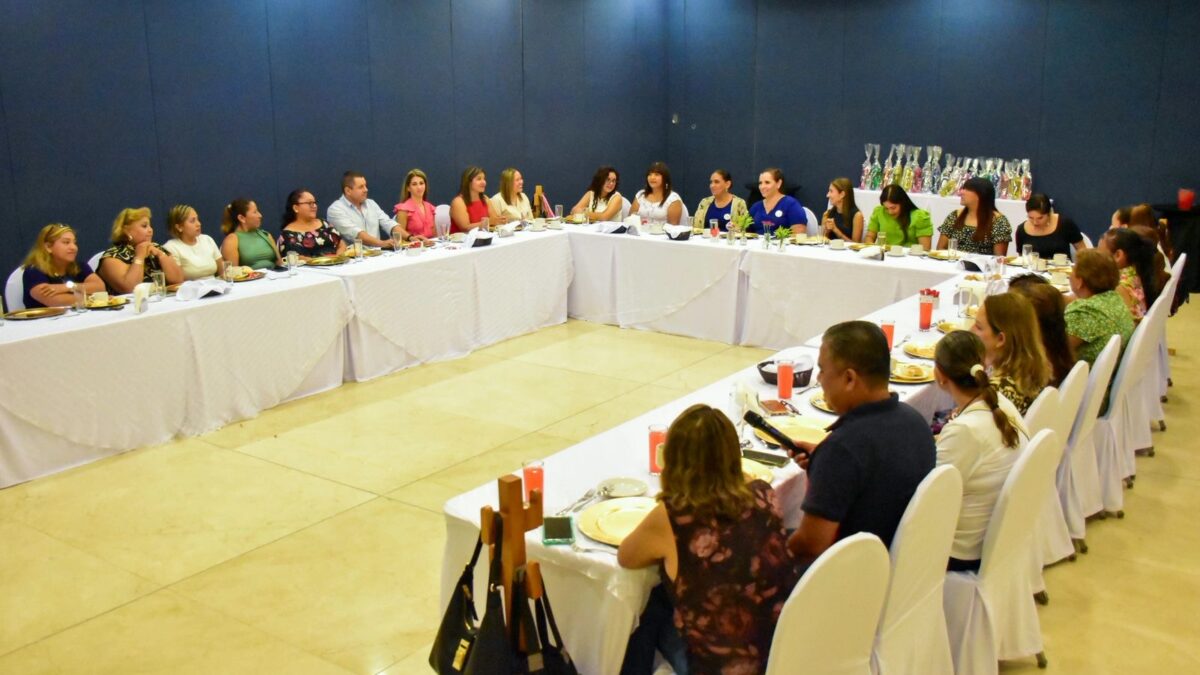 Reconoce SMDIF a maestras y maestros por su entrega y vocación