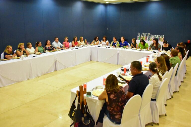 Reconoce SMDIF a maestras y maestros por su entrega y vocación
