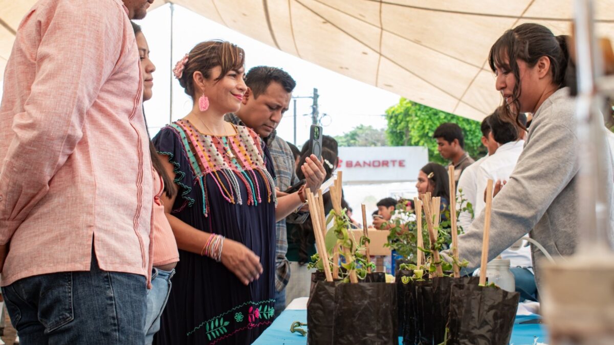 PRESENTAN PROYECTOS ESTUDIANTES DE LA UV EN IXHUATLÁN DEL CAFÉ