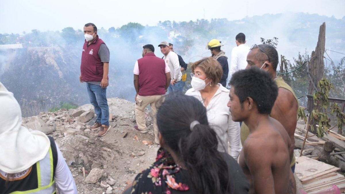 Acude Rosa María a supervisar labores de combate a incendio en zona norte de la ciudad