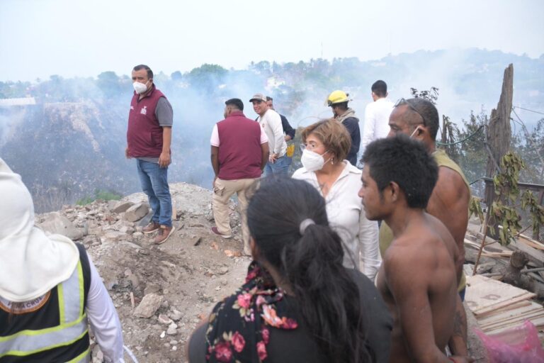 Acude Rosa María a supervisar labores de combate a incendio en zona norte de la ciudad